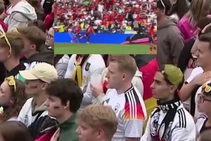 被绝杀！大批德国球迷死气沉沉 俩西班牙球迷疯狂庆祝