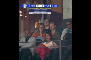 斯内德夫妇&德容和女友观战荷兰队比赛